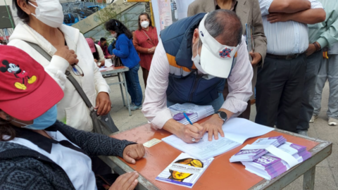 Recolecci&oacute;n de firmas. (Foto: Mundo).