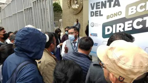 Venta de d&oacute;lares en el BCB. (Foto: P&aacute;gina Siete).