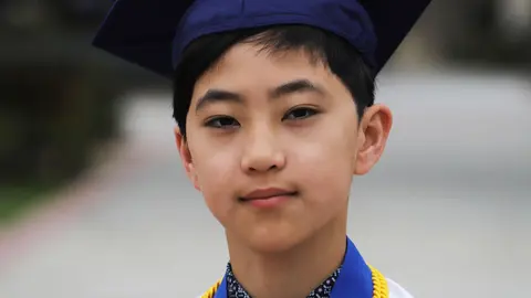 Clovis Hung, el estudiante m&aacute;s joven en graduarse de Fullerton College. (Foto: LA Times).