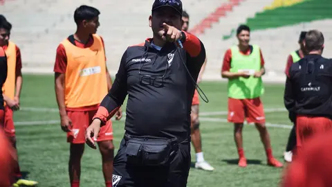 Oscar Villegas, director t&eacute;cnico boliviano. (Foto: Erbol).