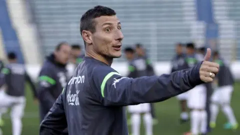 Pablo Daniel Escobar, director t&eacute;cnico de la divisi&oacute;n de menores  de la selecci&oacute;n boliviana. (Foto. Eju Tv).