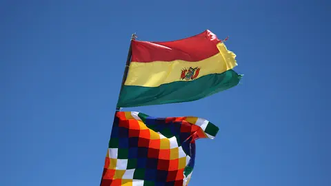 Bandera boliviana y Wiphala Foto: Giancarlo flikr.com