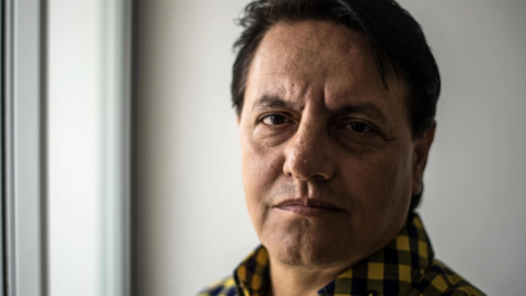 El entonces periodista ecuatoriano Fernando Villavicencio posa para una foto en Lima el 19 de abril de 2017. Foto: ERNESTO BENAVIDES Fuente: france24.com