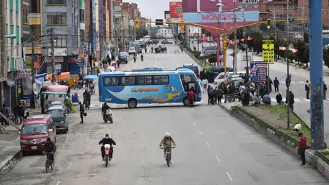 Bloqueo en El Alto. (Foto: La Raz&oacute;n).