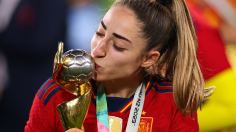 Olga Carmona con la copa del mundial femenino Foto: RRSS