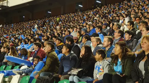 Hinchada celeste en el partido entre Bol&iacute;var e Internacional.