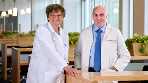 Katalin Karik&oacute; y Drew Weissman, premio nobel en medicina 2023. (Foto: Penn Today).