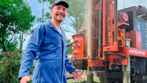 Jimmy Donaldson, Mr Beast, con uno de los pozos. (Foto: Mercado Negro).