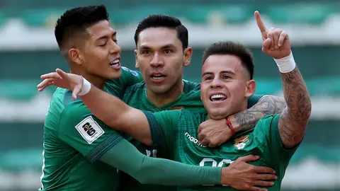 Ramiro Vaca, Carmelo Algara&ntilde;az y Henry Vaca, respectivamente, celebrando el gol de Bolivia. (Foto: Jornada).
