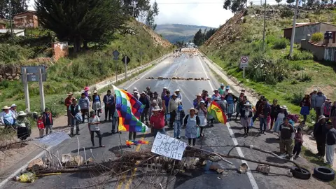 Bloqueo de carreteras, grupos afines a Evo Morales. (Foto: La Raz&oacute;n).