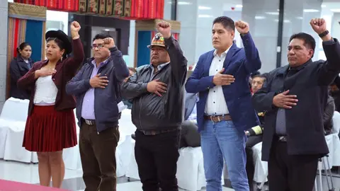 Nuevos ministros jurando. (Foto: Bol).