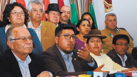 M&eacute;dicos y diputados en su sesi&oacute;n para lograr acuerdos. (Foto: AHEP).