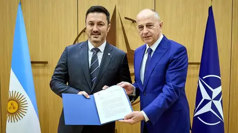 El ministro Petri junto al secretario general adjunto de la OTAN,  Mircea Geoana. (Foto: Infobae).
