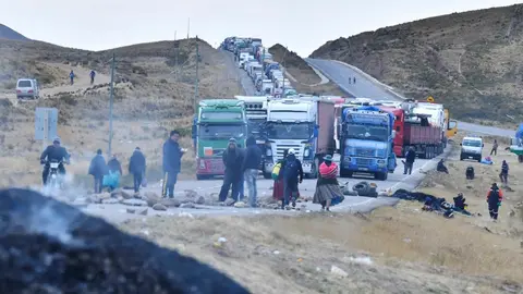 Bloqueo carretera La Paz-Oruro (Foto: La Raz&oacute;n).