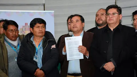 Representantes del transporte pesado y el ministro de econom&iacute;a, Marcelo Montenegro. (Foto: Opini&oacute;n).