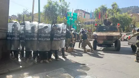 Militares en la plaza Murillo. (Foto: Edwin Chura, Unitel).