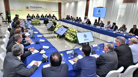 Reuni&oacute;n de empresarios y Luis Arce. (Foto: La Raz&oacute;n).