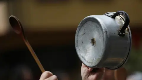 Cacerolazo. (Foto: El Pa&iacute;s).
