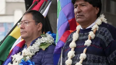 Luis Arce (izq) y Evo Morales (der). (Foto: La R&aacute;zon).