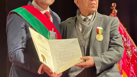 El consejal, Oscar Sogliano entrega el reconocimiento a Daniel S&aacute;nchez, director de Radio Panamericana.