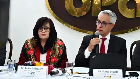 Lic. Ivette Espinoza (Directora General Ejecutiva ASFI) y Lic. Franco Urquidi (Vicepresidente de Negocios Banco BISA) en conferencia de prensa sobre USDT. Foto: Banco BISA