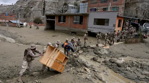 Los soldados recuperan un mueble de una casa inundada por un deslizamiento de tierra provocado por las fuertes lluvias en La Paz, Bolivia, el domingo 24 de noviembre de 2024.
(AP Foto/Juan Karita)