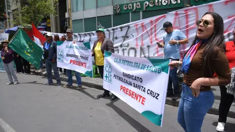 Trabajadores de la Caja Petrolera de Salud. (Foto: La Patria).