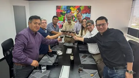 Jorge 'Tuto' Quiroga con miembros del FRI. (Foto: Br&uacute;jula Digital).