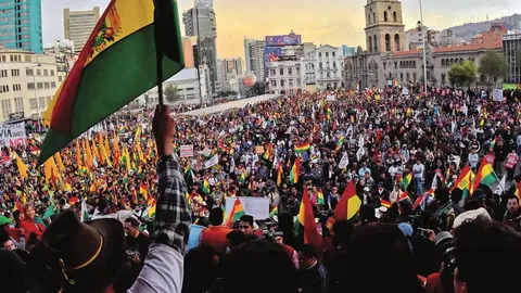 21 F, gente manifestandose. (Fot. RR. SS.).
