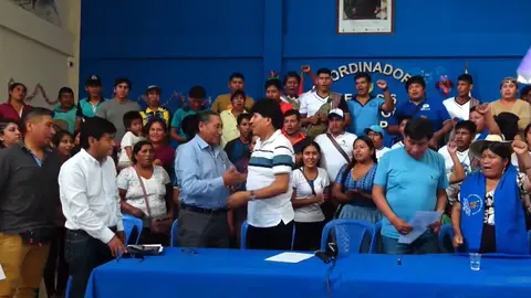 Representantes de FVP firmando acuerdo con Evo Morales. (Foto: Erbol).