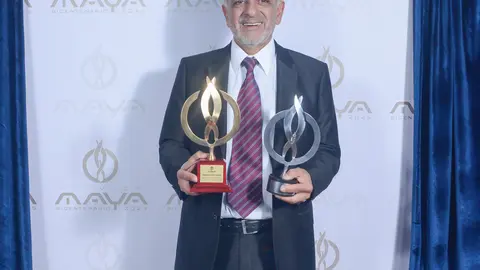 Henry Dueri con el premio Maya Dorado a empresario destacado del bicentenario. (Foto. Permios Maya Bolivia).