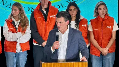 Rodrigo Paz dando su discurso.