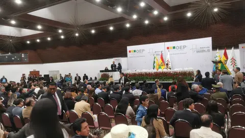 Entrega de credenciales a nuevos legisladores. (Foto: Red Digital).