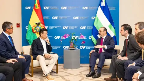 Rodrigo Paz con el presidente de la CAF. (Foto. CAF).