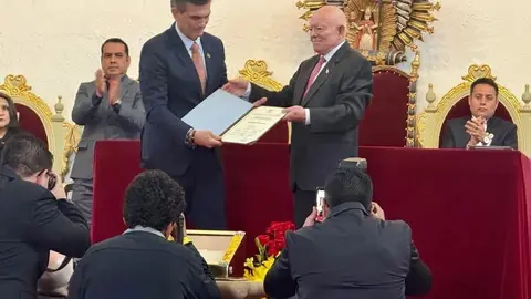 Rodrigo Paz, presidente electo recibiendo su credencial. (Foto. Bunker).