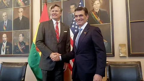 El subsecretario de Estado de Estados Unidos, Christopher Landau y el presidente de Bolivia, Rodrigo Paz. (Foto: Correo del Sur).