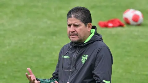Oscar Villegas, DT selecci&oacute;n boliviana. (Foto. RR. SS.).