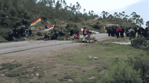 Pobladores bloquean en la ruta Tarabuco-Sucre. Foto: RRSS