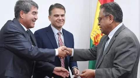Izquierda: Viceministro de R&eacute;gimen Interior y Polic&iacute;a, Hern&aacute;n Paredes Mu&ntilde;oz.