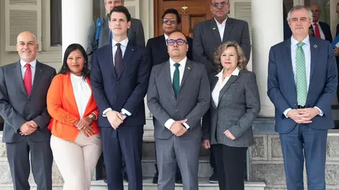 Delegados de la Uni&oacute;n Europea y vocales del TSE. (Foto. La Raz&oacute;n).