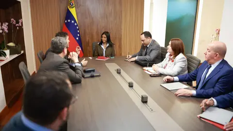 Delcy Rodr&iacute;guez en reuni&oacute;n con representantes de las petroleras europeas.