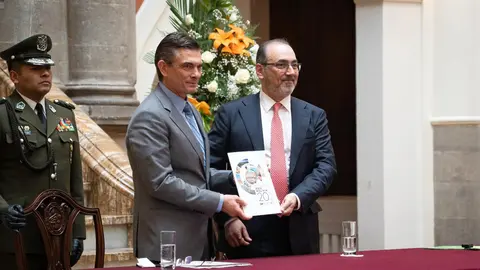 Presidente del Estado, Rodrigo Paz, y el presidente ejecutivo del Banco de Desarrollo de Am&eacute;rica Latina y el Caribe (CAF) (Foto: Ministerio de la Presidencia)