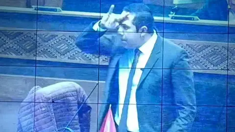 El diputado Diego Bra&ntilde;ez confronta al vicepresidente (Foto: Radio Panamericana)