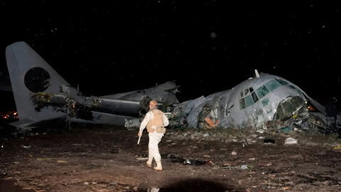 Accidente de un avi&oacute;n militar H&eacute;rcules C-130 en El Alto, Bolivia (Foto: RRSS - X)