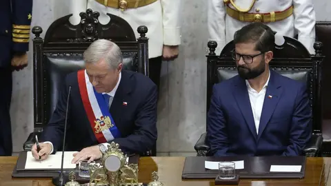 Jos&eacute; Antonio Kast firmando.
