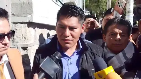 Rene Yahuasi en puertas del TSE (Foto: Radio Panamericana)
