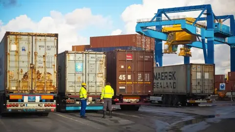 Contenedores para importaci&oacute;n (Foto: RRSS)