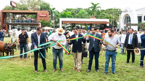 Rodrigo Paz y el presidente de la C&aacute;mara Agropecuaria del Oriente (CAO) y de FEXPOCRUZ, Klaus Frerking, en la inauguraci&oacute;n oficial de la AGROPECRUZ 2026 (Foto: CAO)