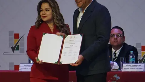 Luis Revilla recibe su credencial