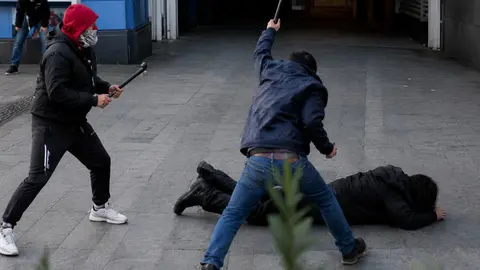 Agresi&oacute;n a polic&iacute;a en la estaci&oacute;n celeste de Mi Telef&eacute;rico (Imagen reimaginada con IA. Cr&eacute;ditos: Panamericana)